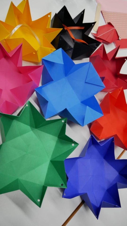 💫 #throwback Workshop Origami haut en couleurs du 21 décembre 2022 avec @archivart_gallery pour EY 👘🎎🎁🐟

✨️ Au programme : Kimonos, boites cadeaux et Kissy fish. Un voyage coloré au cœur de la culture Japonaise. 🇯🇵 I feel grateful for these wonderful moments with you  EY origami team. 
.
.
.
.
.
.
.
.
.
#origami #origamiart #paperart #passions #paperartist #origamiartist #artistlife #abstractart #contemporaryart #artisteplasticienne #folding #upcyclingart #recyclingart #artworkshops #origamitutorial #vibrantColors #artworkinprogress #exposition #exhibition #soloshow #groupshow #sellingart #artcollectors #sharingart #sustainableart #lovemyjobs #sharingemotions #bySawsenLaouiti