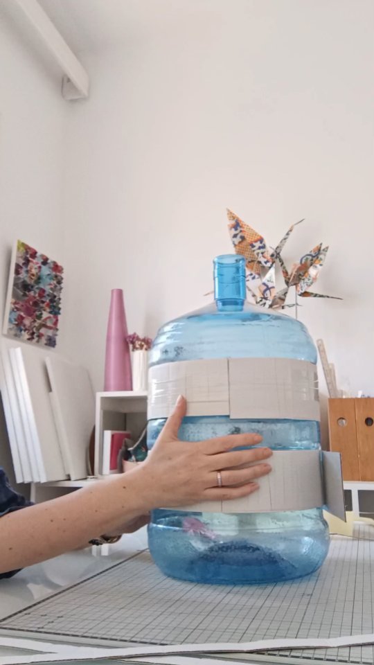 Préparation des factices (Partie 1), la bouteille de parfum et la boîte pour @maison_de_senteurs à partir d'emballages recyclés ♻️💚🌱🤍🌸
➡️ À suivre...

#upcycling #timelapse #msgoesgreen