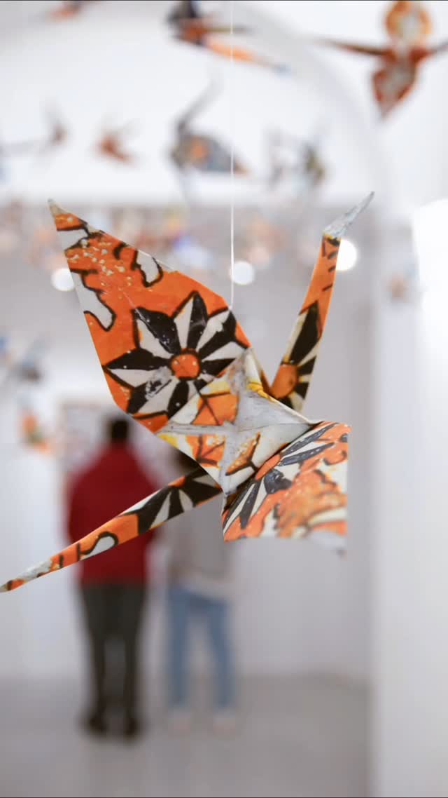 Mindfulness avait pour cœur l'installation "Assafer esstah" , une envolée d’oiseaux en origami, aux motifs de la céramique tunisienne. Suspendues dans l’espace, ces grues aux teintes et formes raffinés symbolisent l’élévation et la grâce.

Cette installation, présentée il y a 4 ans déjà lors de mon exposition personnelle, symbolise pour moi un voyage visuel et poétique, un hommage aux racines et à l'art du papier, qui se déploie comme une méditation, une envolée de résilience et de liberté.

@rim.benboub_pro @galeriesaladin 

#fouryearsago #soloshow #exhibition #paperart